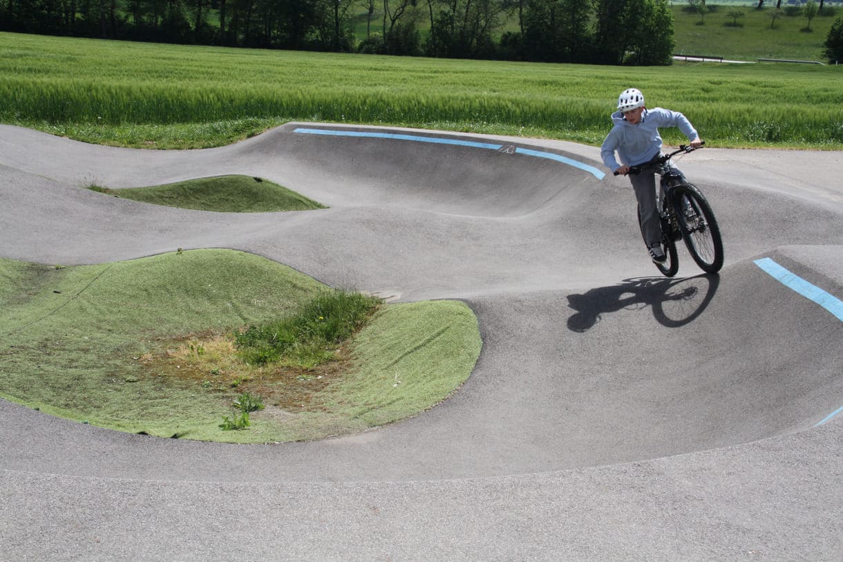 BMX-Radler auf der Berg- und Tal-Bahn