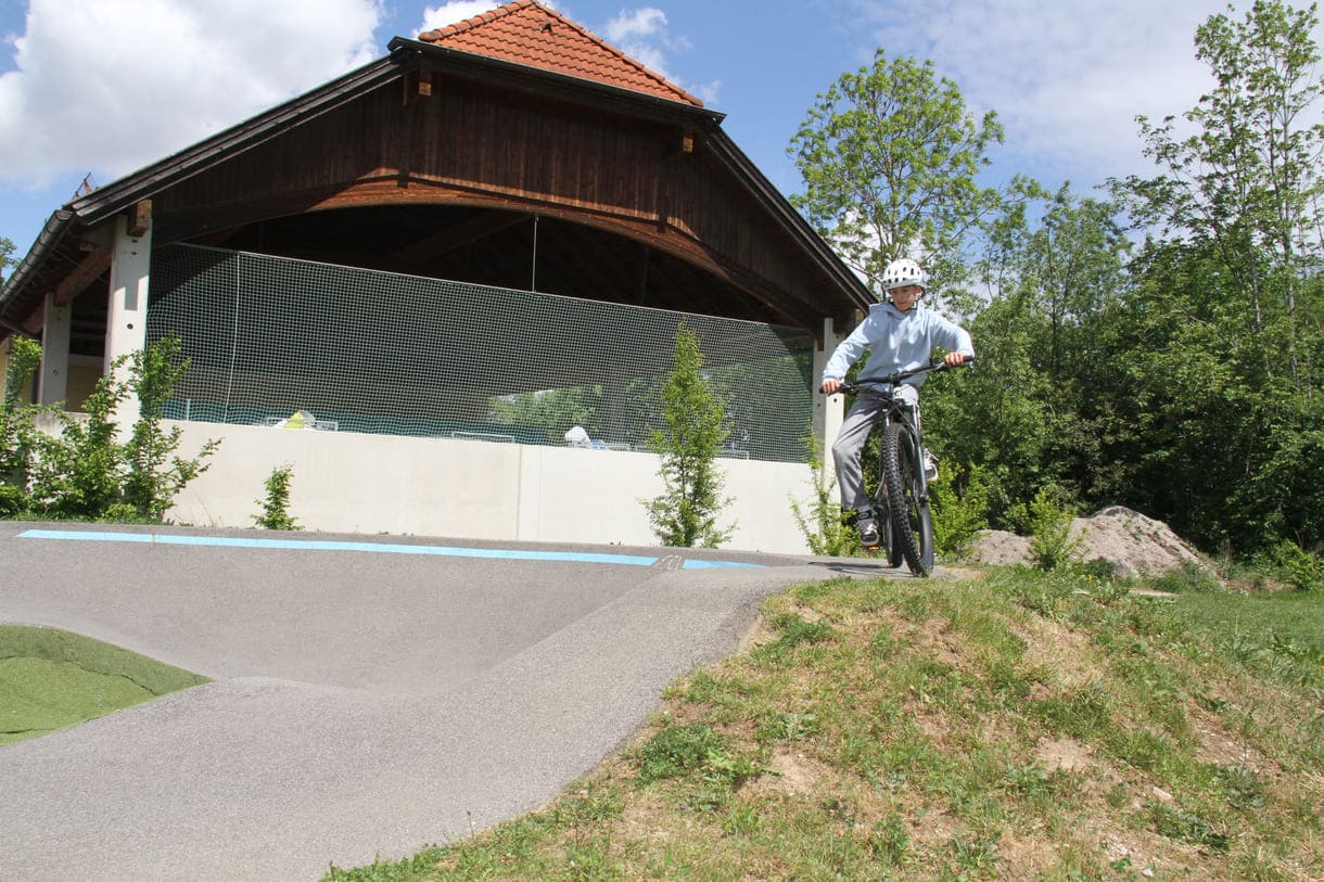 BMX-Radler auf der Berg- und Tal-Bahn
