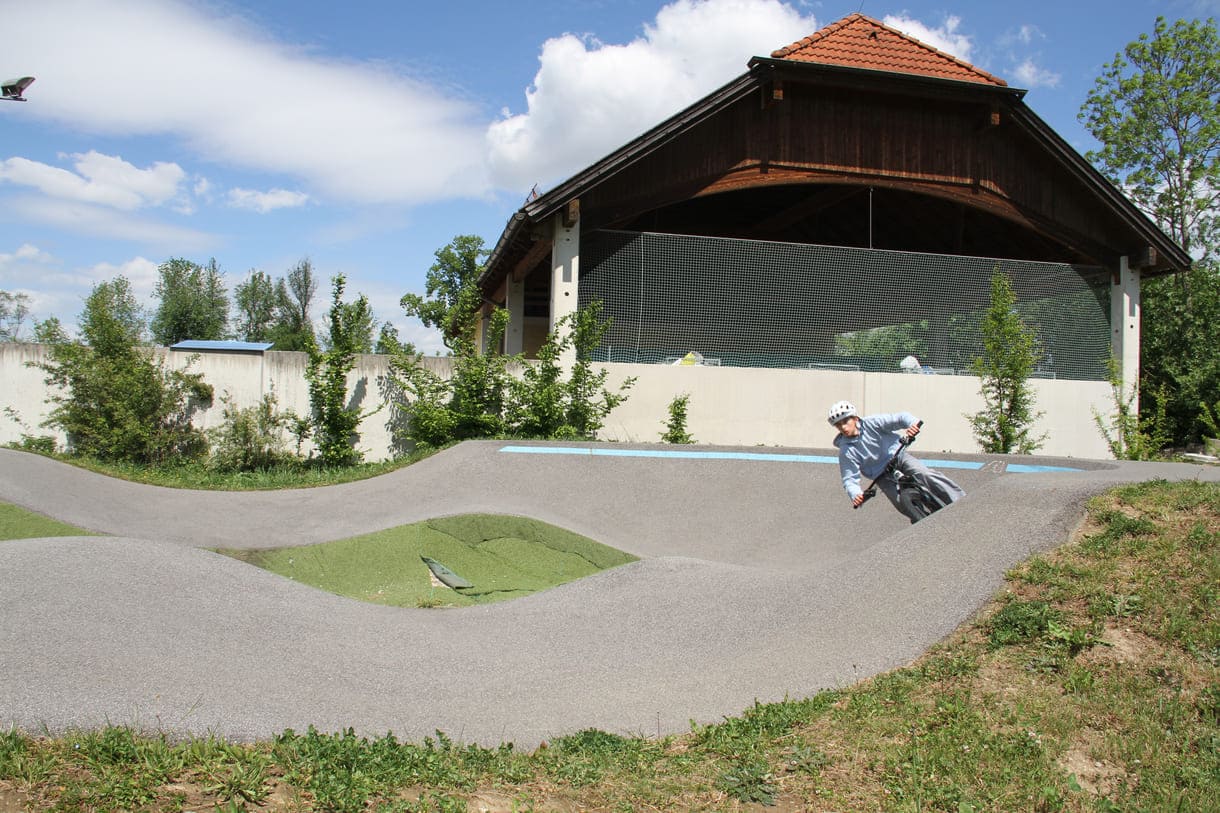 BMX-Radler auf der Berg- und Tal-Bahn