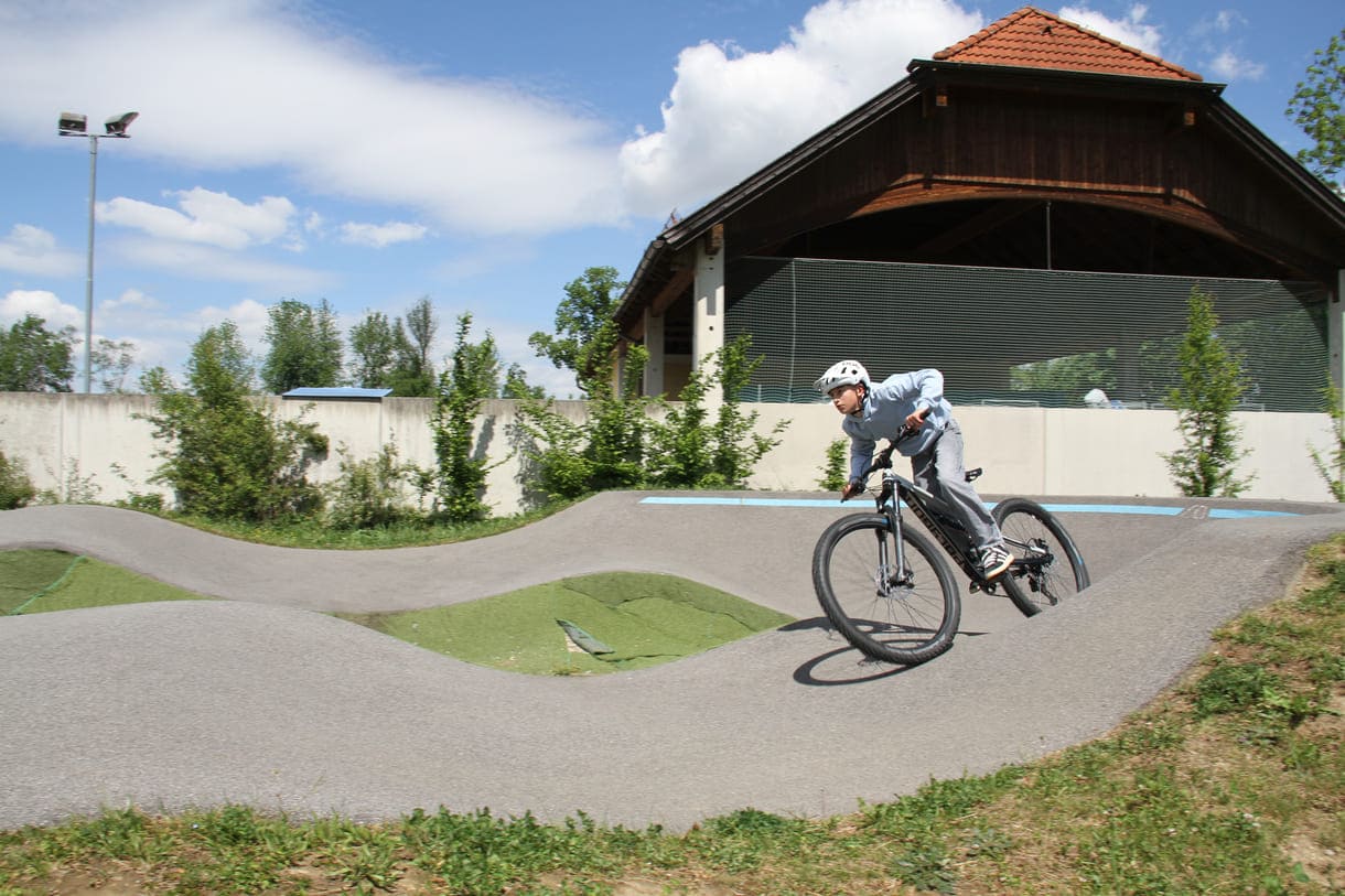 BMX-Radler auf der Berg- und Tal-Bahn