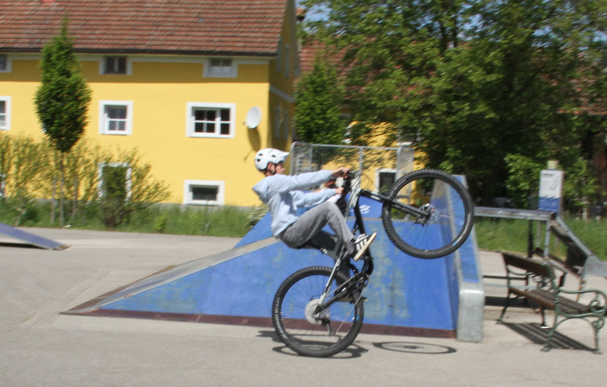 BMX-Radler auf der Berg- und Tal-Bahn