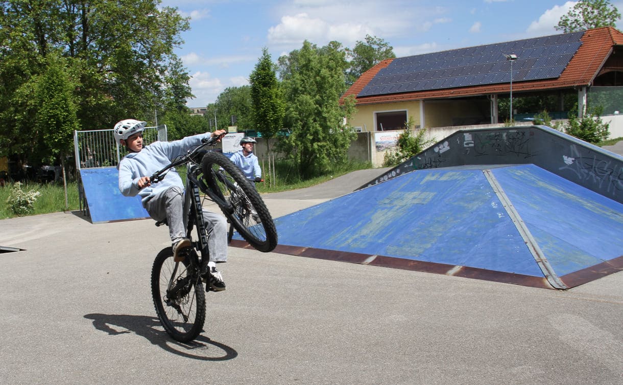 BMX-Radler auf der Berg- und Tal-Bahn