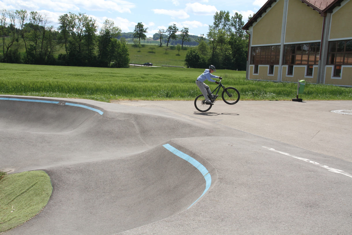 BMX-Radler auf der Berg- und Tal-Bahn