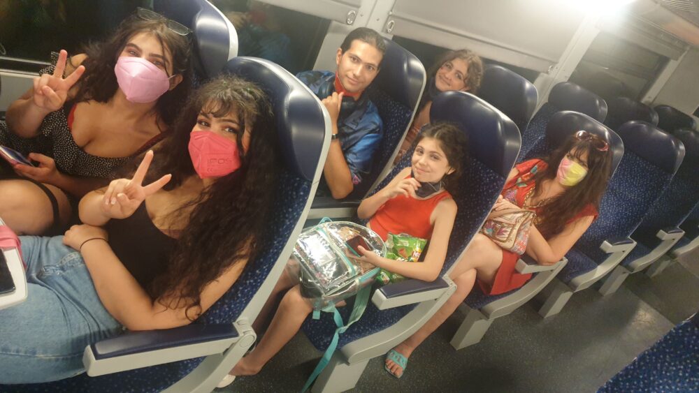 Familienfoto: Vier Eskandari-Schwestern nach der Vorstellung, ihr Bruder und ihre Mutter, auf der heimfahrt nach Wien im Zug ...