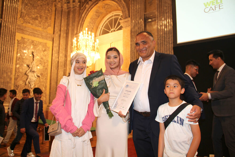 Narges Ahmadi mit Geschwistern, die Blumen brachten und ihrem Vater