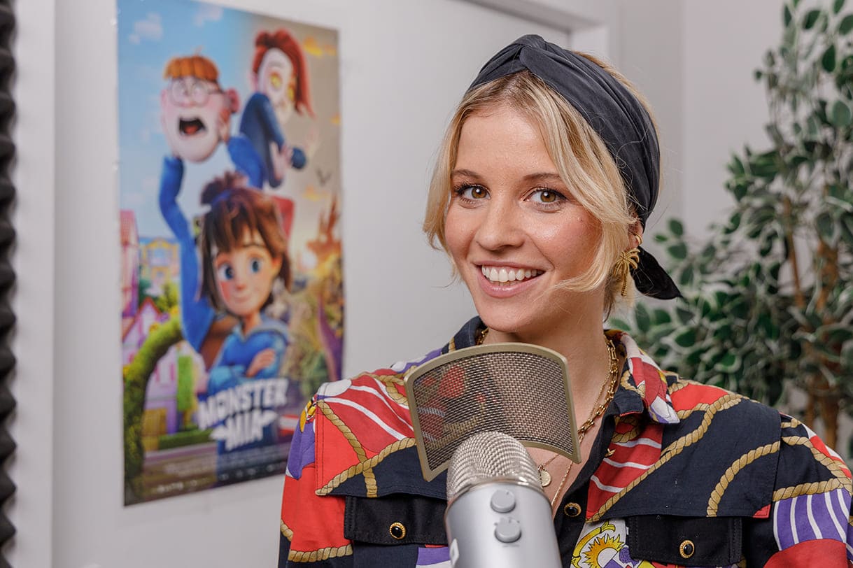 Fanny Stapf vor dem Synchronsprech-Mikro
