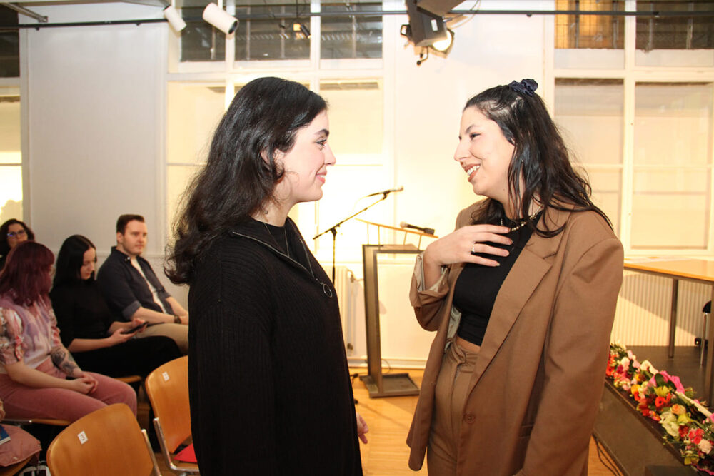 Preisträgerin Sabrina Myriam Mohamed (rechts) und Fatima Kandil, vormalige 