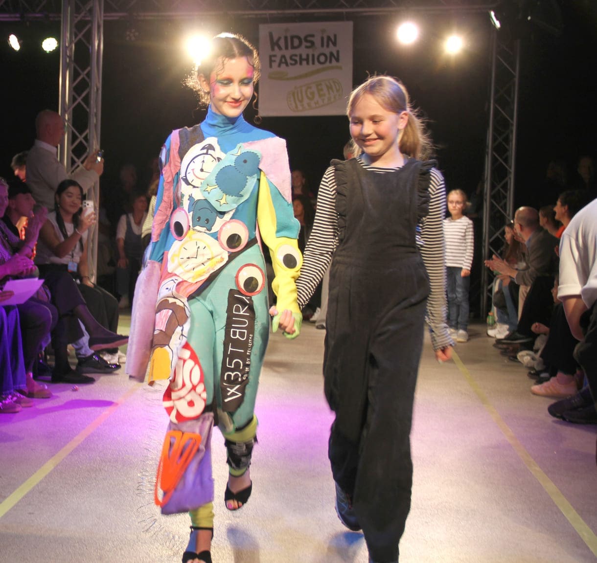 Desgner:innen, die bei der Show anwesend waren mit "ihren" Models auf dem Laufsteg