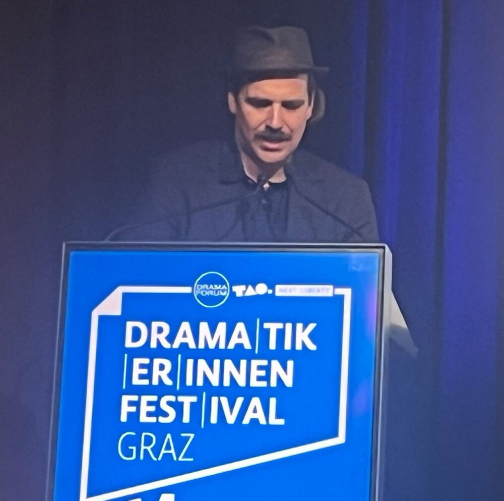 Ferdinand Schmalz, vielfach preisgekrönter (Theater-)Autor bei seiner Rede während der Eröffnung des aktuellen Dramatiker:innen-Festivals