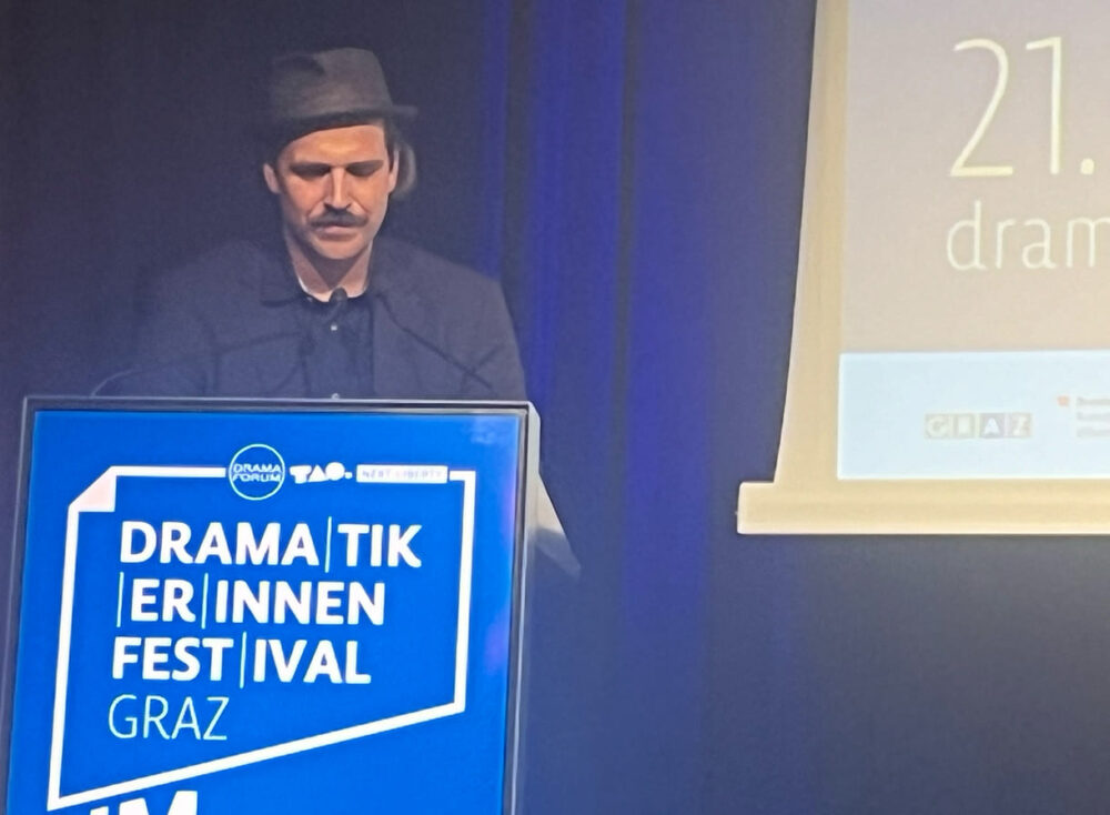 Ferdinand Schmalz, vielfach preisgekrönter (Theater-)Autor bei seiner Rede während der Eröffnung des aktuellen Dramatiker:innen-Festivals