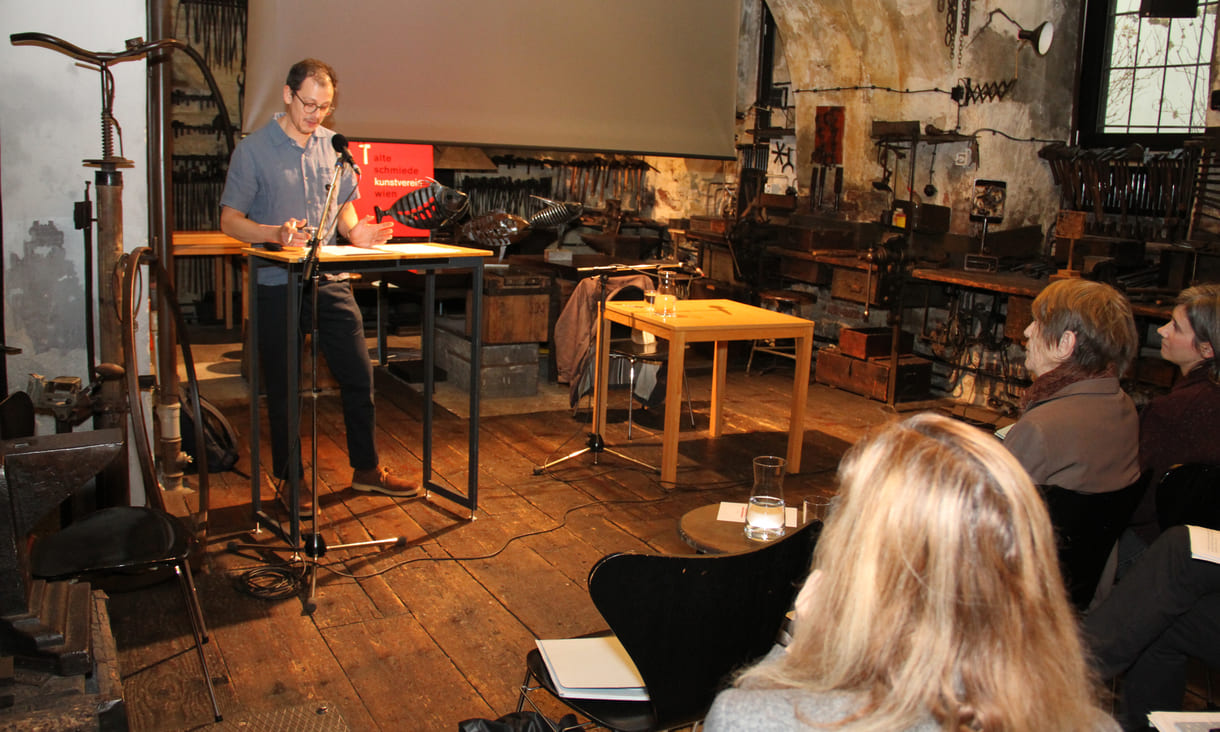 Fermin Suter, wissenschaftlicher Mitarbeiter des Archivs der Zeitgenossen an der Universität für Weiterbildung Krems (NÖ), hatte sich ausführlich mit der innovativen Arbeit Welshs in ihren Schreibwerkstätten auseinandergesetzt - unter dem Titel 