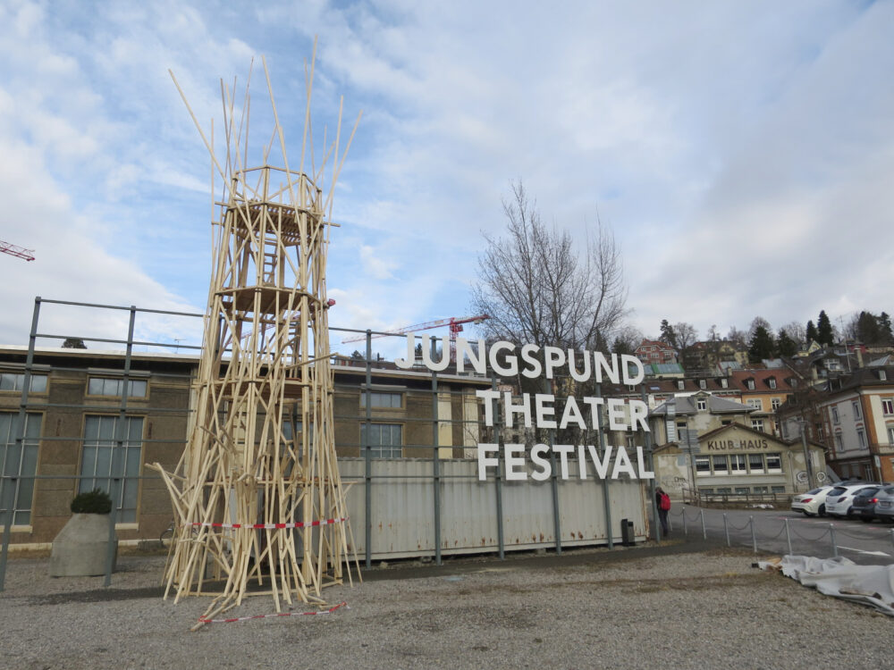 Vor der Lok-Remise in St.Gallen entsteht ein hölzerner Leuchtturm neben dem Schriftzug Jungspund Theater Festival