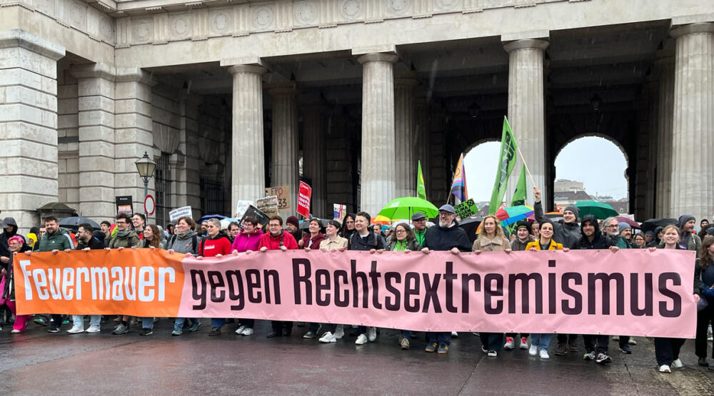 Transperente bei der Demonstration "Demokratie verteidigen! Keine Koalition mit dem Rechtsextremismus!" am 23. März 2024 in Wien