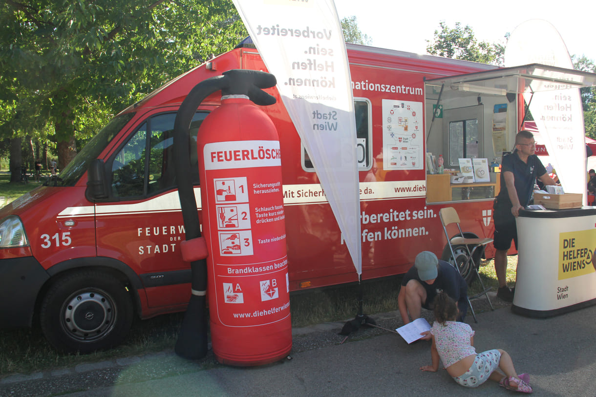 Die Feuerwehr hat unter anderem einen großen luft gefüllten Feuerlöscher als Blickfang