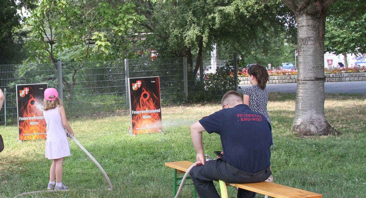 Bei einer der Feuerwehrstationen durften Kinder Zielspritzen