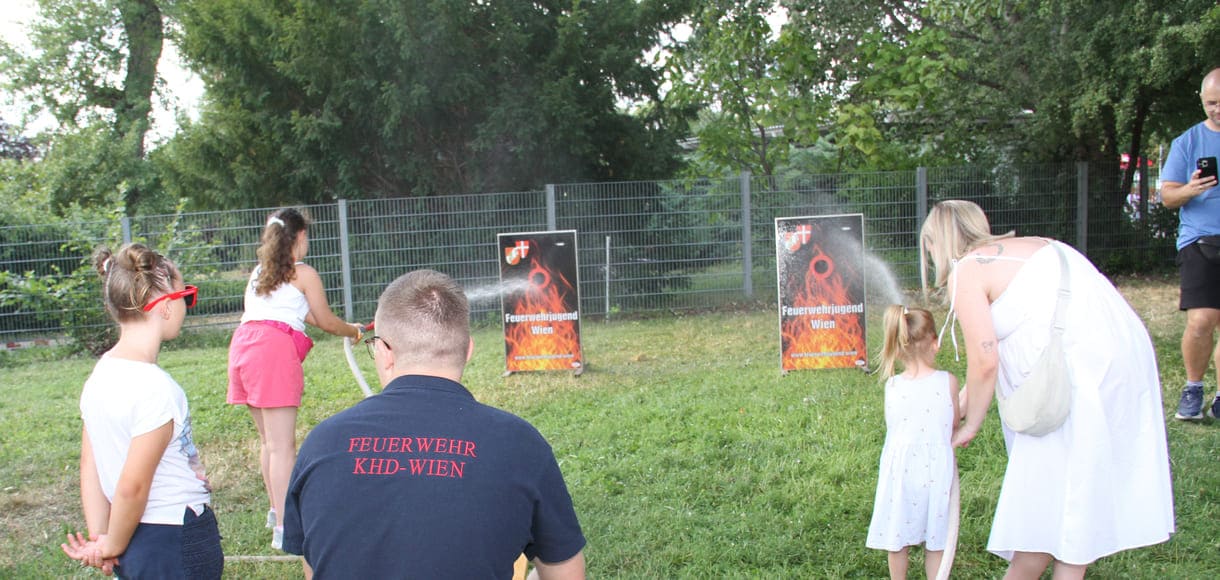 Bei einer der Feuerwehrstationen durften Kinder Zielspritzen