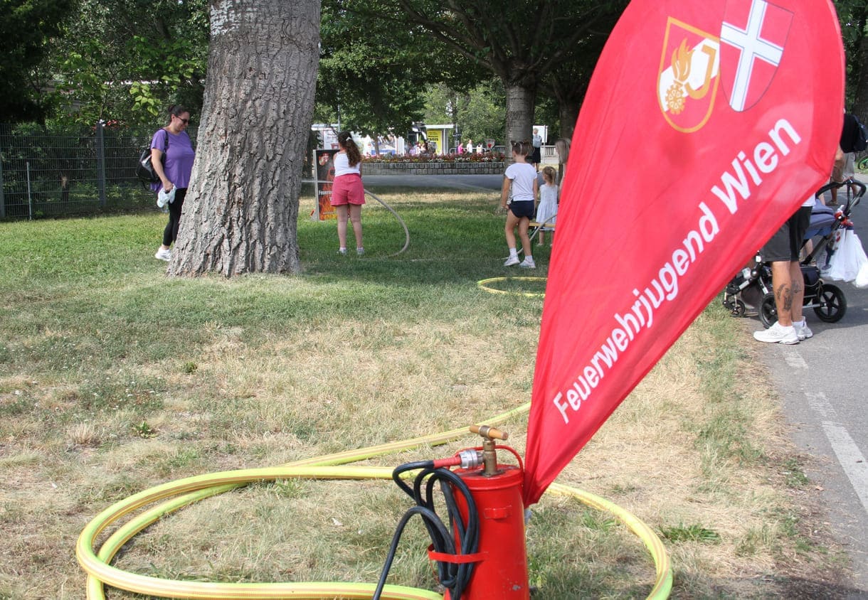Bei einer der Feuerwehrstationen durften Kinder Zielspritzen