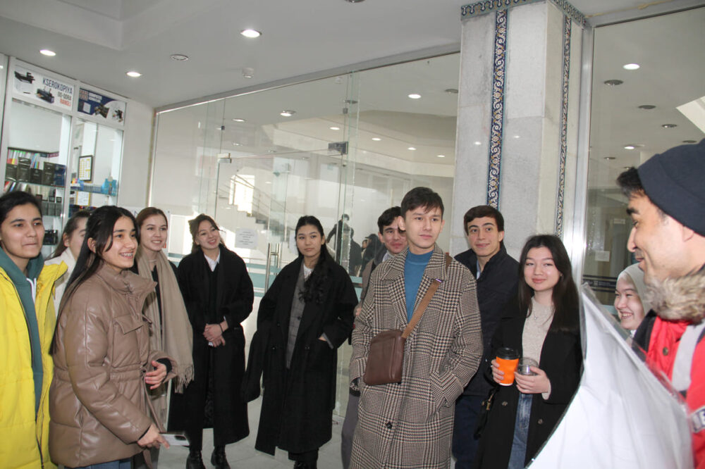 Gesprächsrunde Studierender der Wirtschaftsuni Taschkent und gleichzeitig der IMC Krems - mit Zaker Soltani, der drei Monate Deutsch unterrichtet sowie österreichische Kusnt und Kultur vermittelt hat