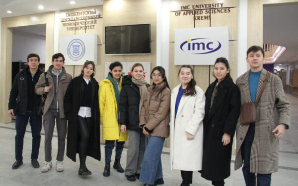 Sie alle und noch fast 200 weitere studieren hier in der usbekischen Hauptstadt in Kooperation mit der IMC Krems