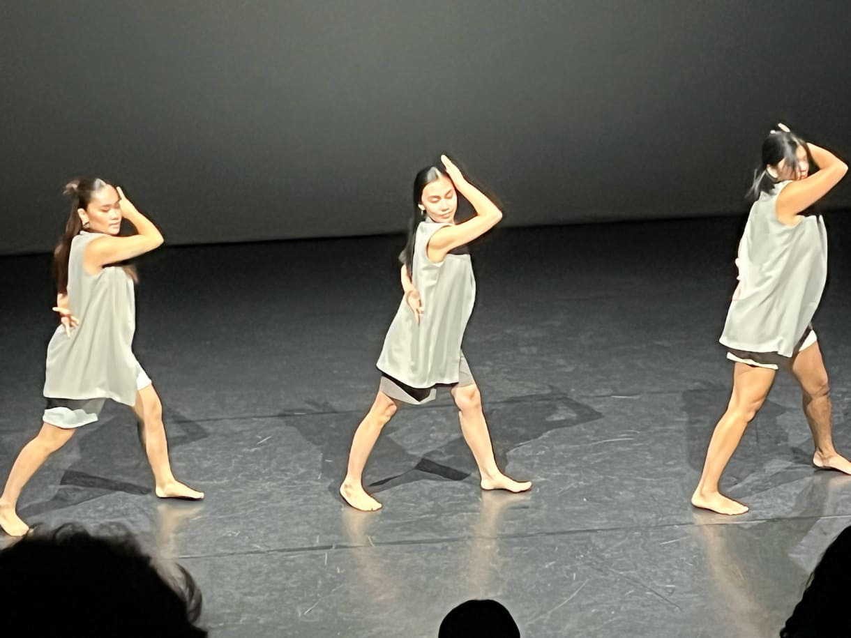 Debbie Galias, Lorraine Cortez und Sabrina Genove als Tanzformatiin 
