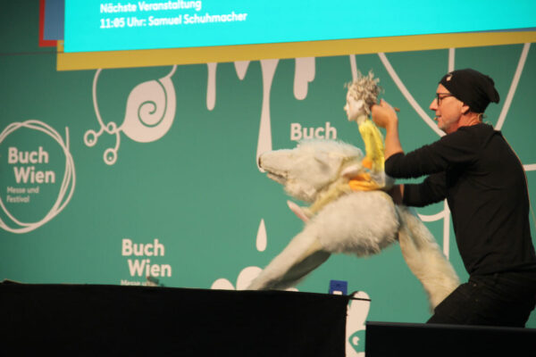 Das Eisbärfell wird schon im Buch ziemlich lebendig, als Puppe erst recht, auf ihr reitet Finja durch Fantasiewelten