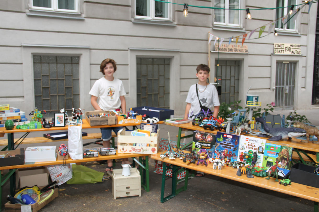 Reichlich bestückter Spielsachen-Flohmarkt
