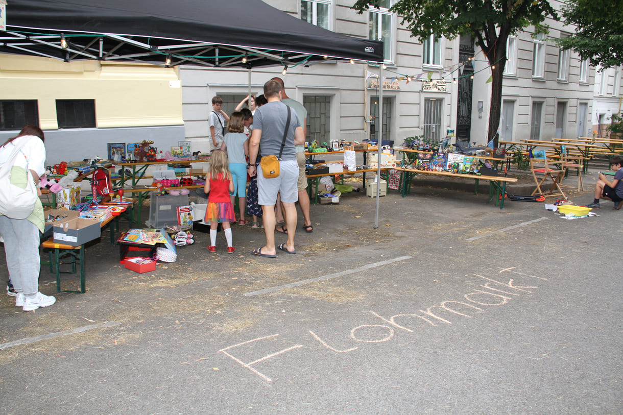 Reichlich bestückter Spielsachen-Flohmarkt