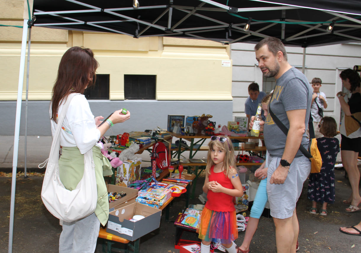 Reichlich bestückter Spielsachen-Flohmarkt