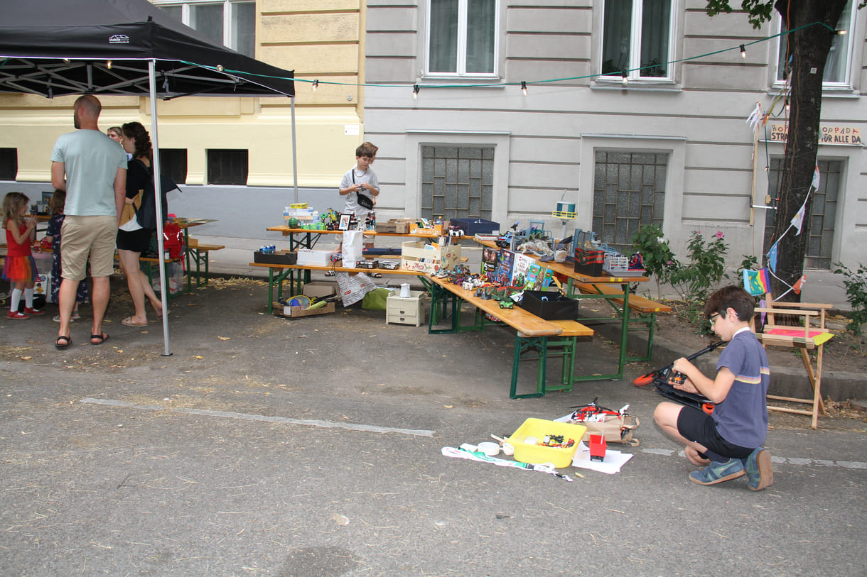 Reichlich bestückter Spielsachen-Flohmarkt