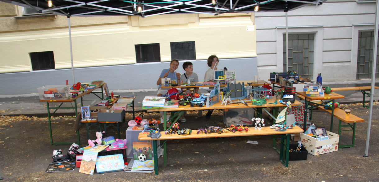 Reichlich bestückter Spielsachen-Flohmarkt