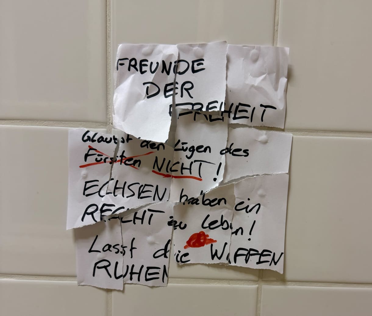 Flugblätter, Transparente, Plakate zieren Wände und Ballustraden...