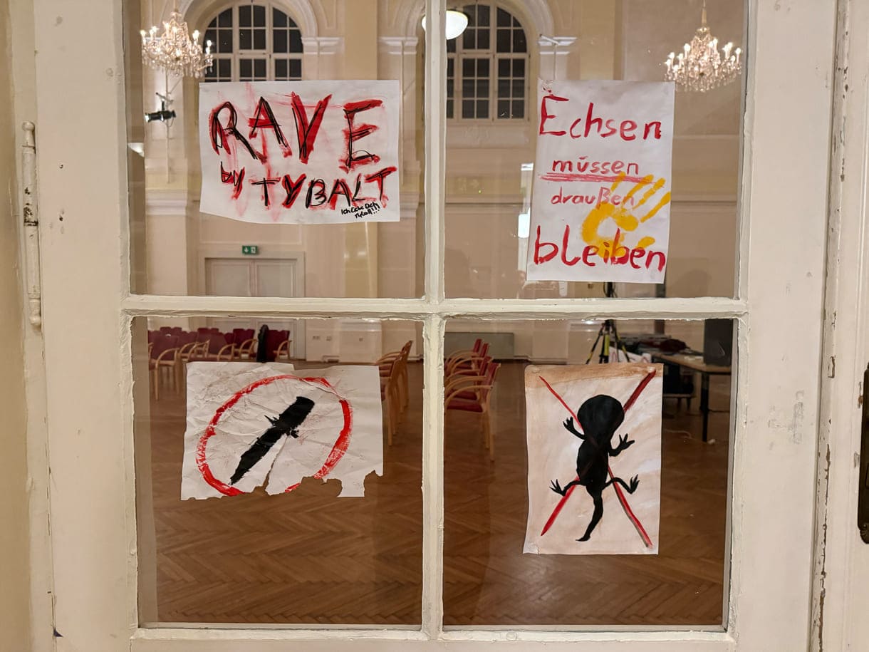 Flugblätter, Transparente, Plakate zieren Wände und Ballustraden...