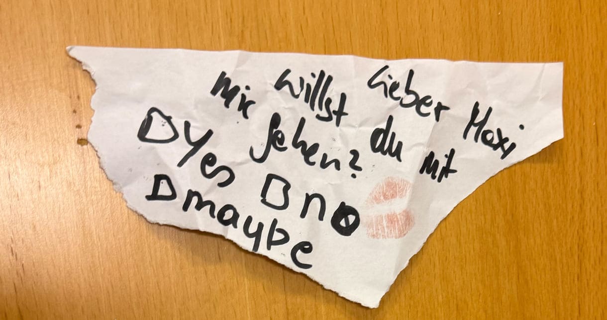 Flugblätter, Transparente, Plakate zieren Wände und Ballustraden...