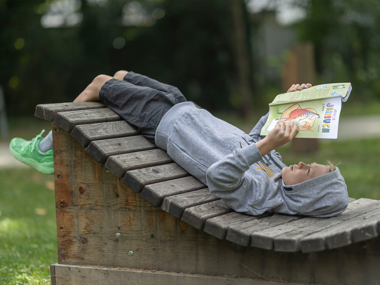 Lesende Kinder: Sujetfoto aus dem Buchklub-Jahrbuch