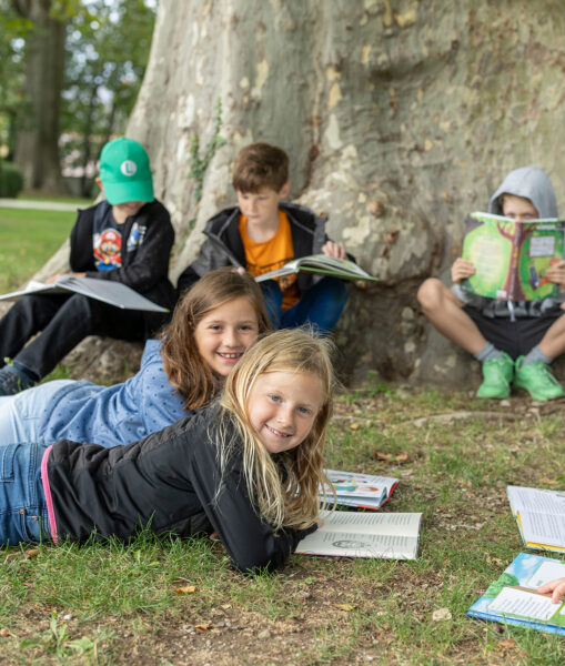 Lesende Kinder: Sujetfoto aus dem Buchklub-Jahrbuch