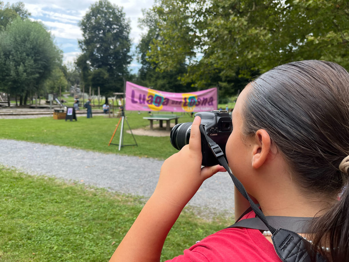 Junge Fotografin im Freiraumbereich der Kinderstadt unterwegs