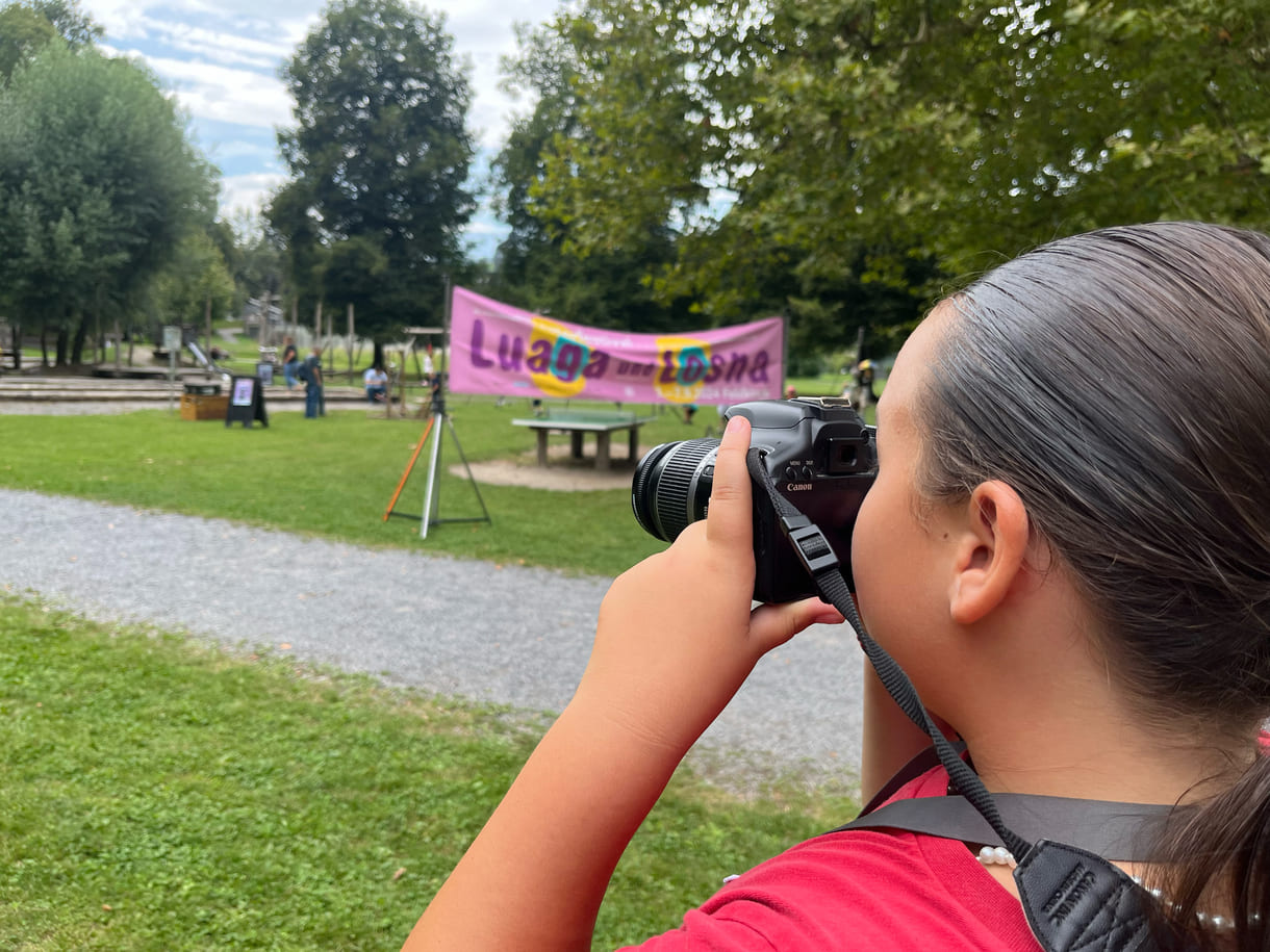 Junge Fotografin im Freiraumbereich der Kinderstadt unterwegs