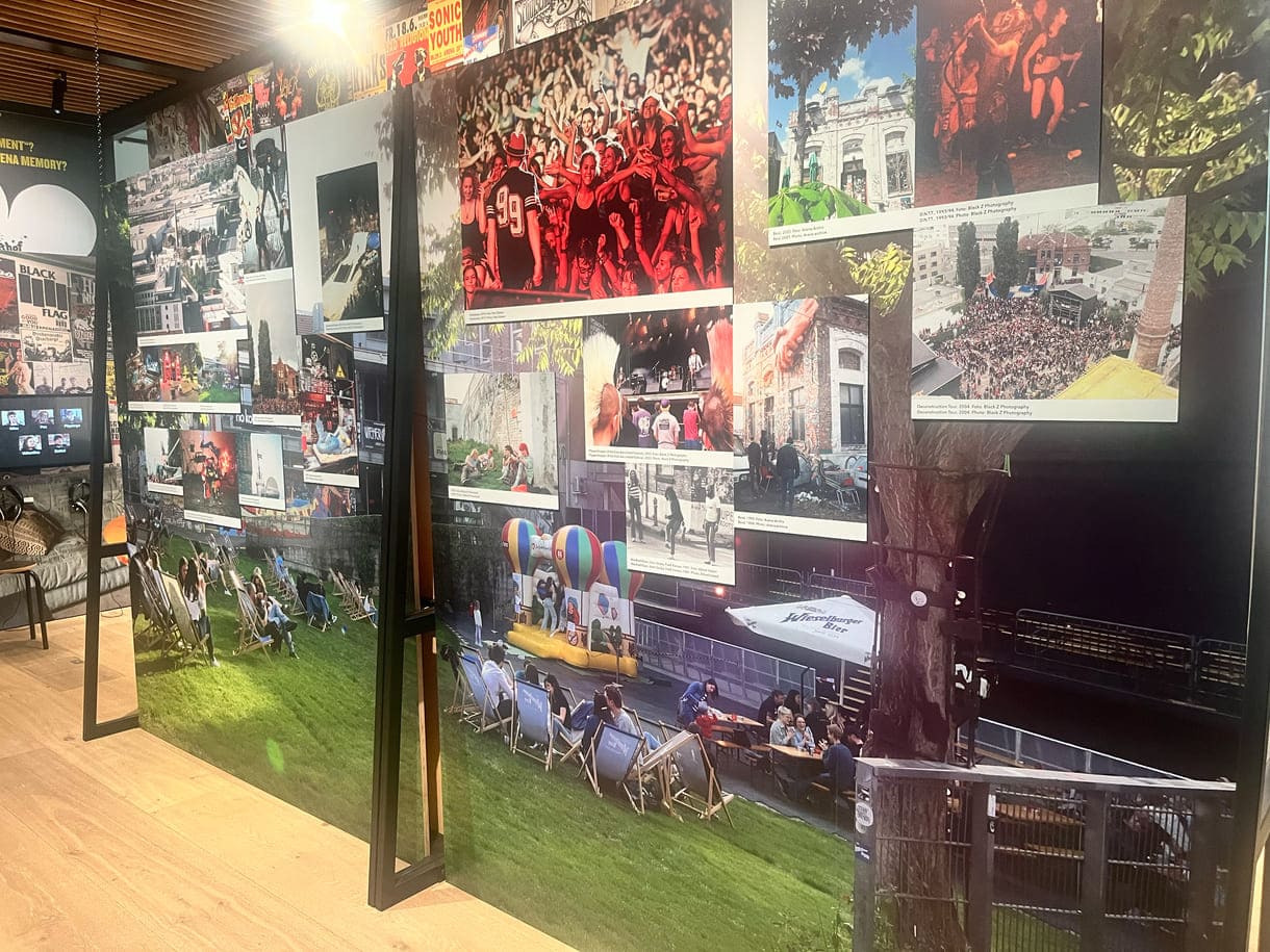 Wände mit Fotos aus der Arena