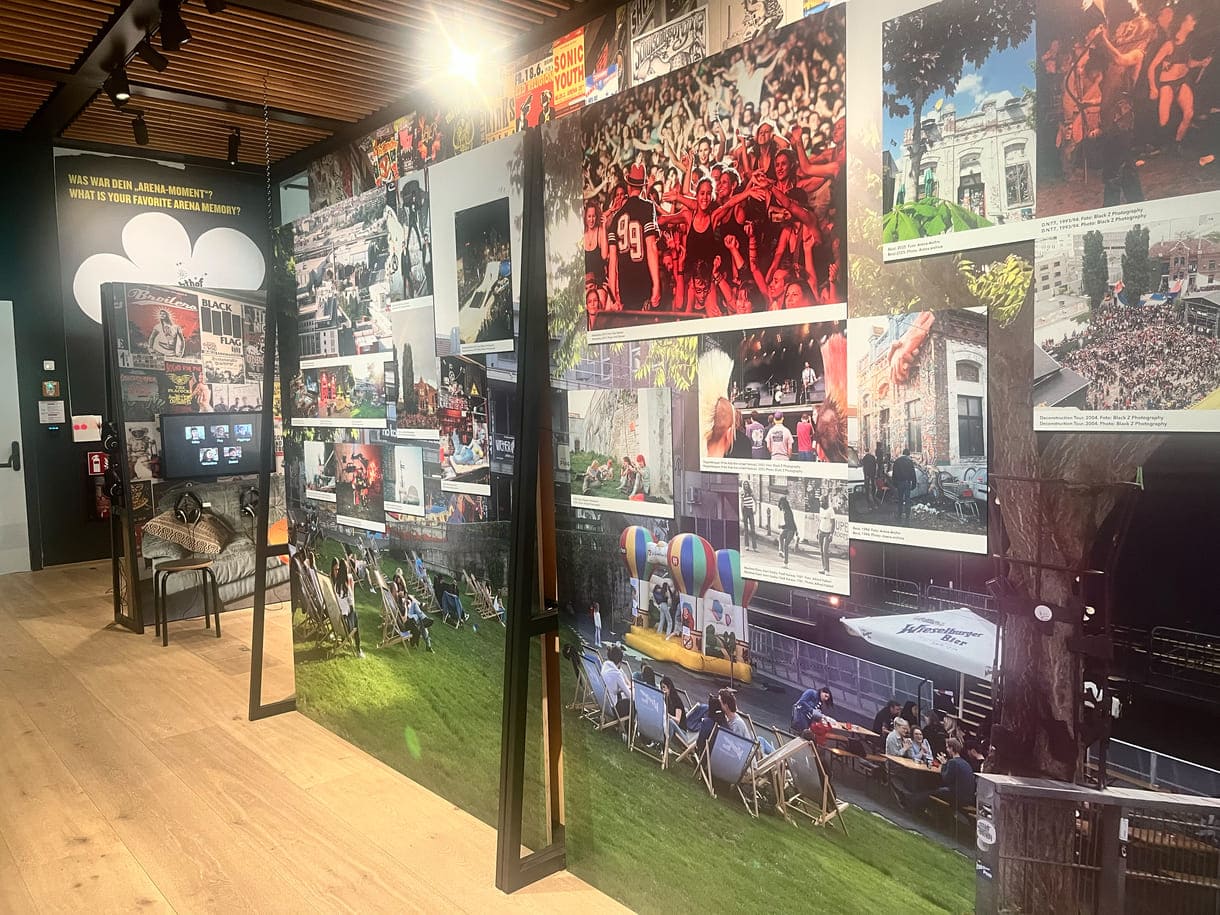 Wände mit Fotos aus der Arena