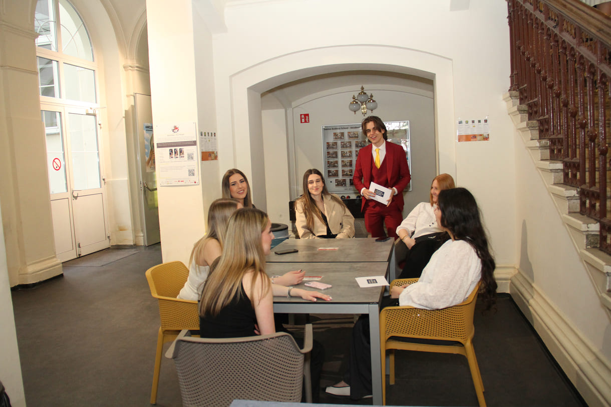 Empfang im Foyer der Schule in der Akademiestraße (Wien, 1. Bezirk)