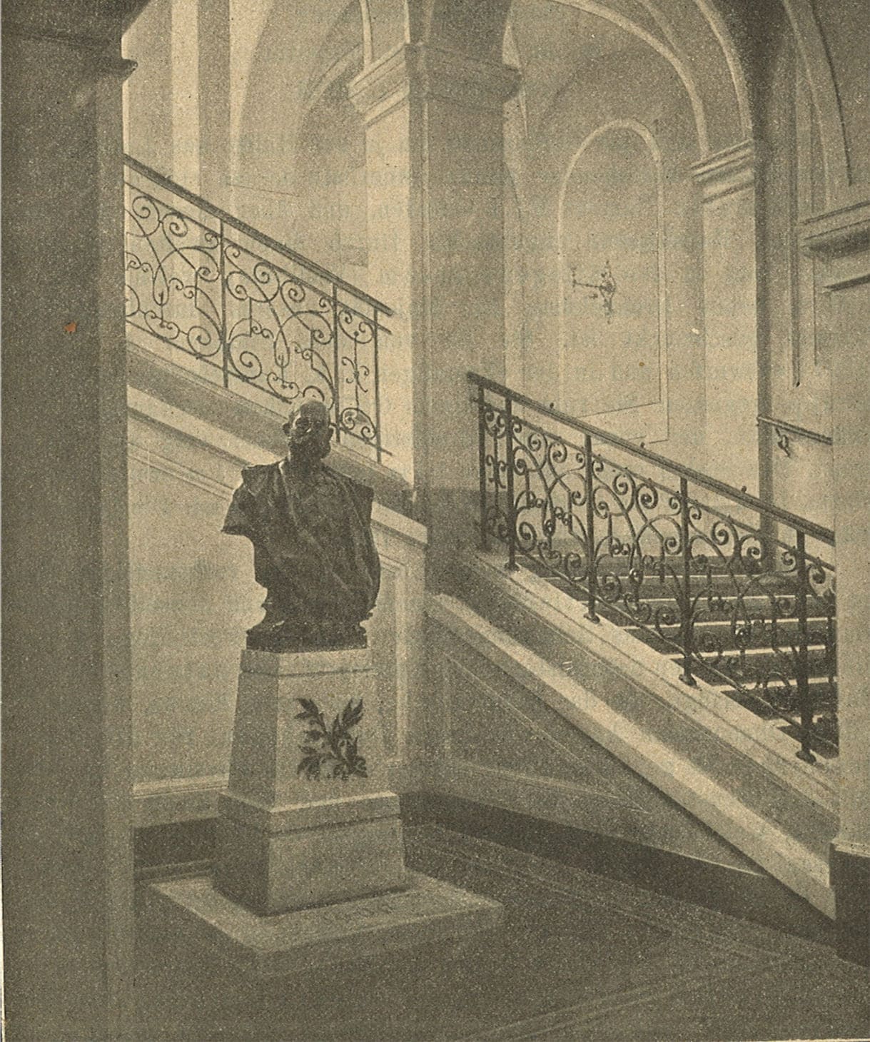 Im Schulfoyer eine Büste von Kaiser Franz Joseph - die verschwunden ist