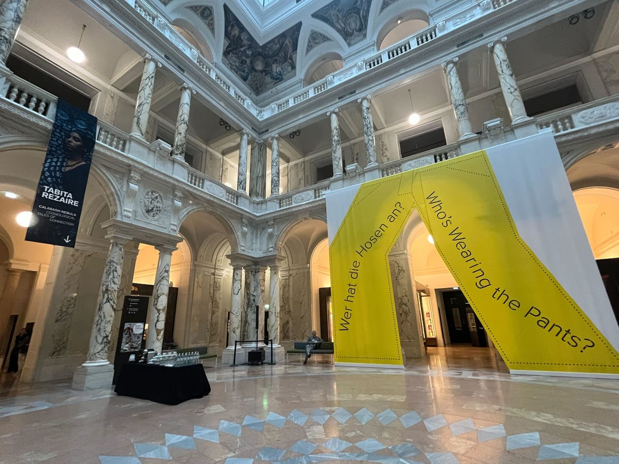 Banner beider Ausstellungen im Weltmuseum