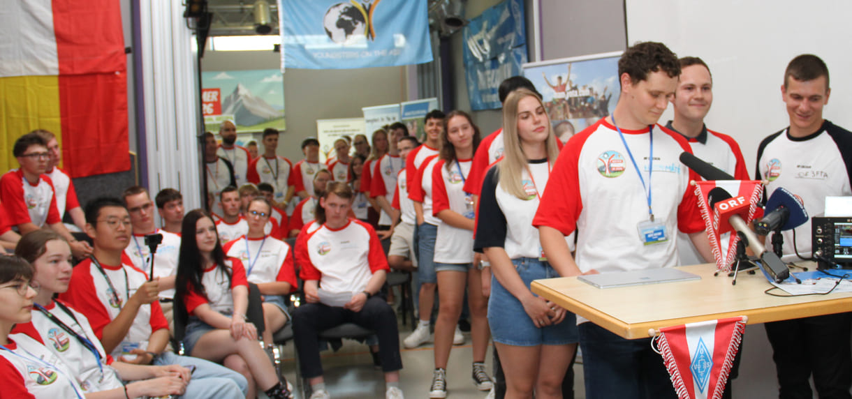 REchts im Foto die Reihe der Fragesteller:innen