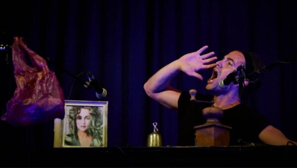 Szenenfoto aus dem Live-Hörspiel "Frankenstein" vom Volkstheater in den Bezirken