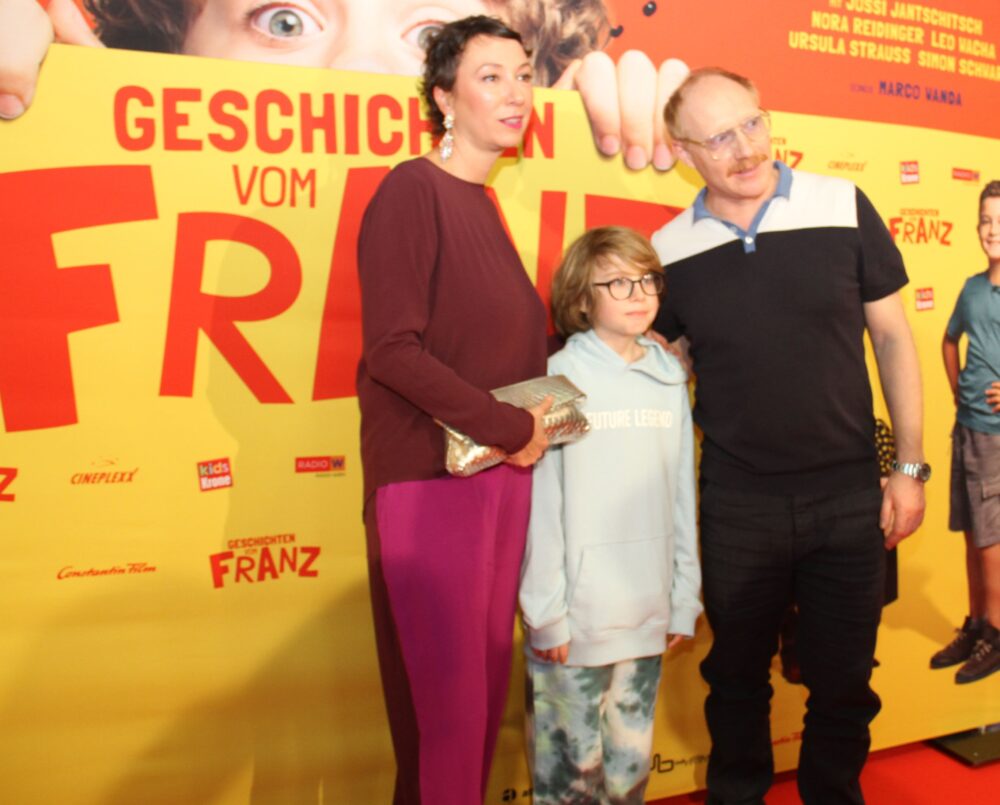 Franz-Darsteller Jossi Jantschitsch (Mitte) mit seinen Film-eltern Ursula Strauss und Simon Schwarz