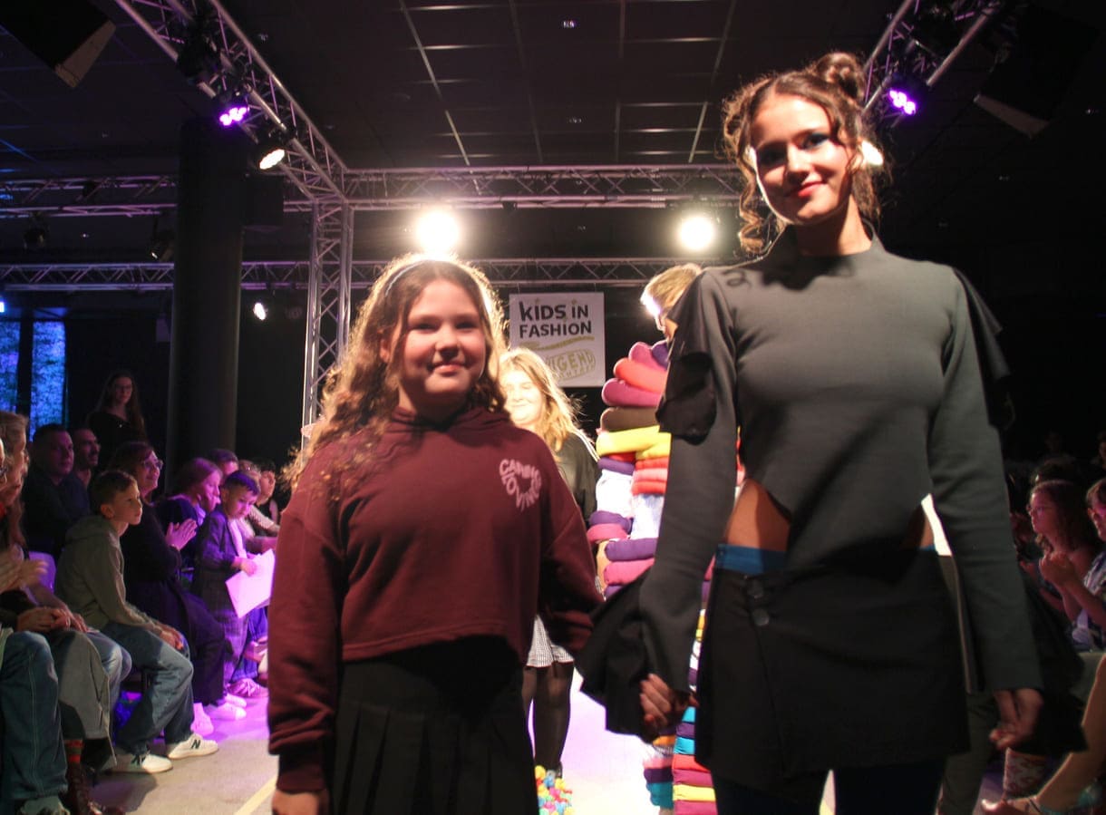 Desgner:innen, die bei der Show anwesend waren mit "ihren" Models auf dem Laufsteg