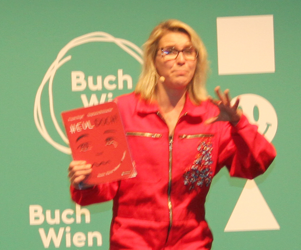 Autorin Frauke Angel in Aktion zu ihrem Buch 