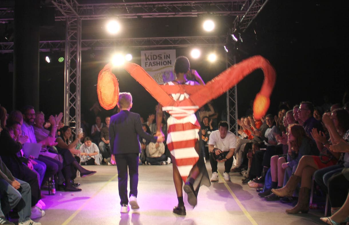 Desgner:innen, die bei der Show anwesend waren mit "ihren" Models auf dem Laufsteg