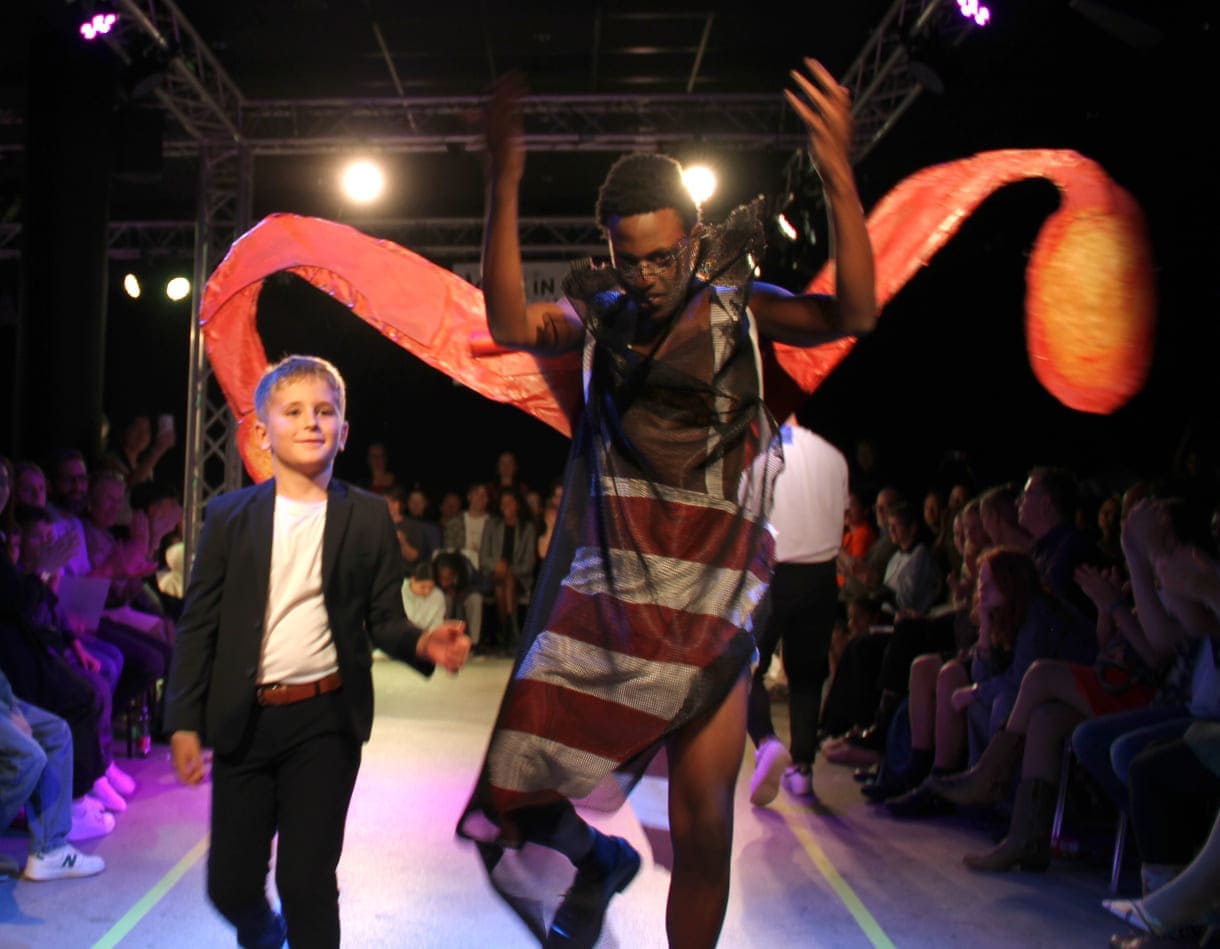 Desgner:innen, die bei der Show anwesend waren mit "ihren" Models auf dem Laufsteg
