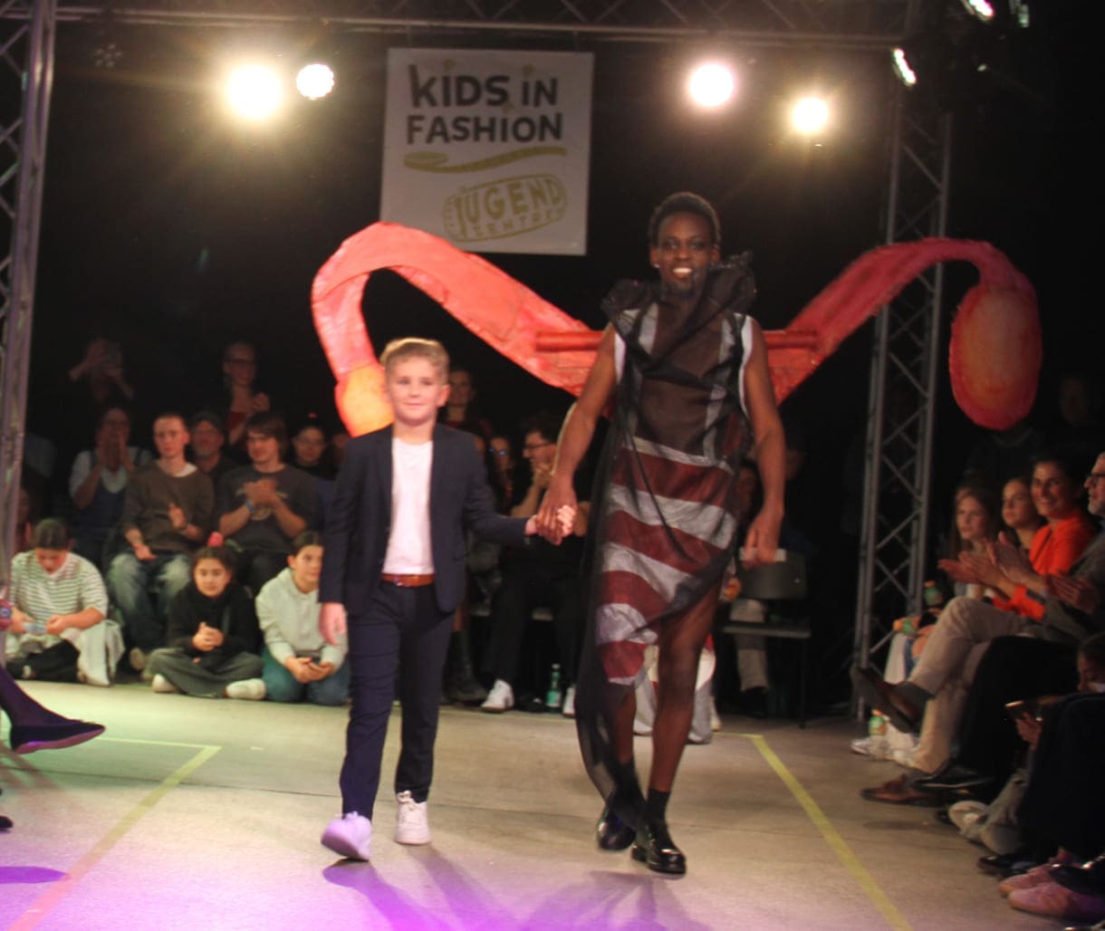 Desgner:innen, die bei der Show anwesend waren mit "ihren" Models auf dem Laufsteg